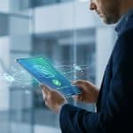 Un homme d'affaires utilise une tablette affichant un document validé avec des icônes de sécurité numériques.