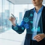 Une femme d'affaires manipulant une interface holographique affichant des documents et des graphiques.